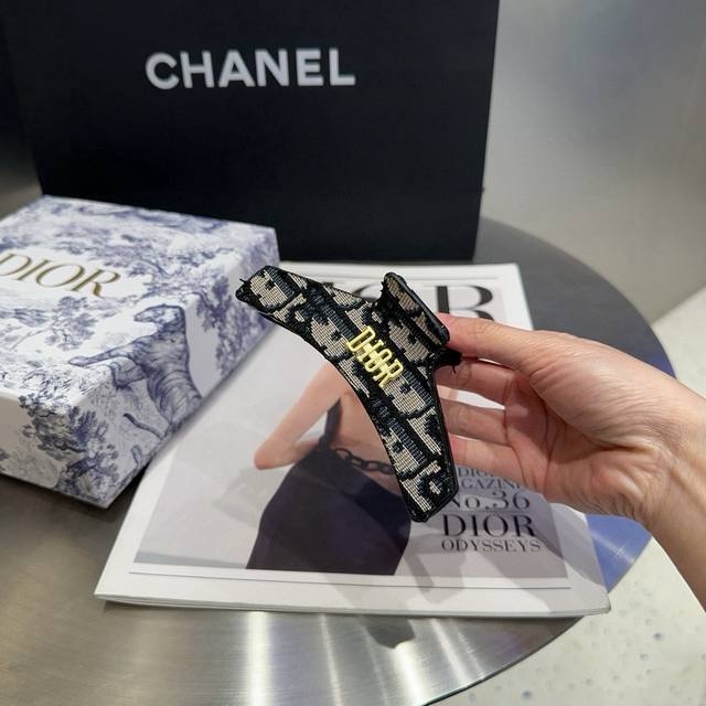 Comes with a box. Dior CD letter clip, simple, practical and fashionable. Very