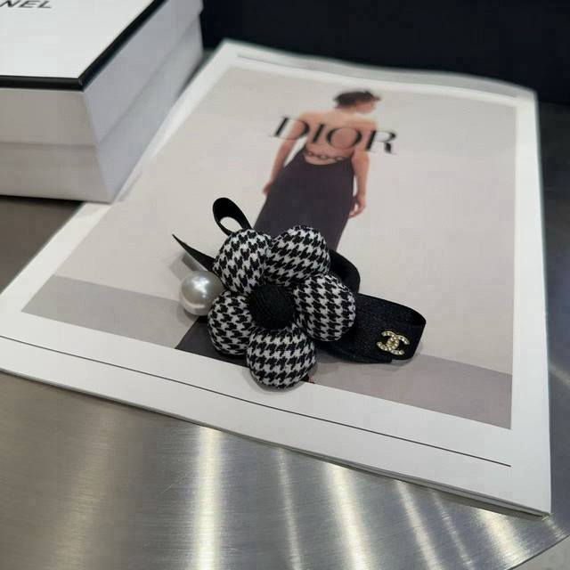 comes with a box Chanel's latest small flower hairband, versatile and elegant,