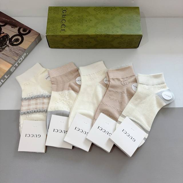 comes with packaging, 5 pairs per box. Gucci high-quality new bamboo cotton soc