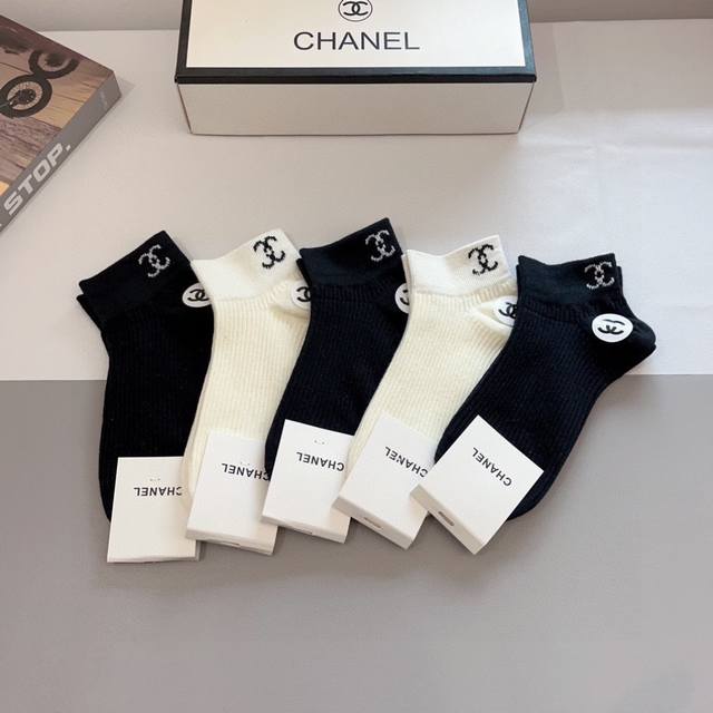 comes with packaging, 5 pairs per box Chanel classic medium socks, high version