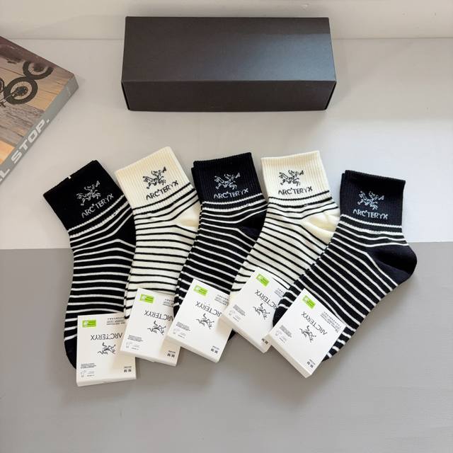 comes with packaging for 5 pairs per box. Arc Teryx new mid-tube socks, high ve