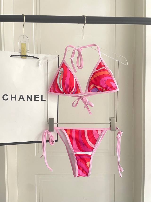 New Pucci bikini swimsuit, perfect for a variety of occasions. Perfect for the