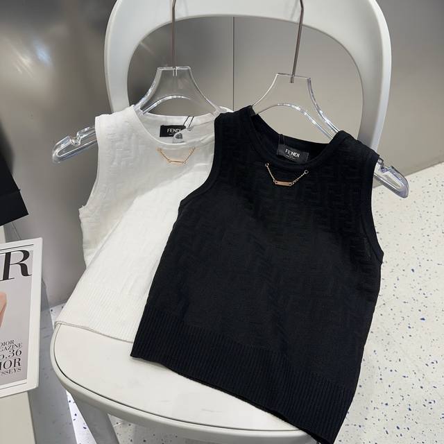 Fendi vest, wear it alone with a jacket, super hot One size