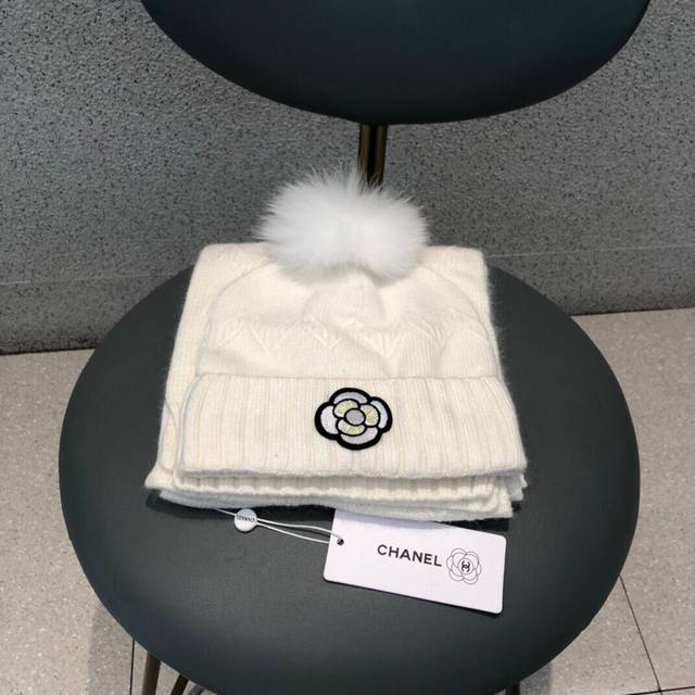 Chanel suit Chanel ladies' hat and scarf suit is made of 70% rabbit fur + 30% wo