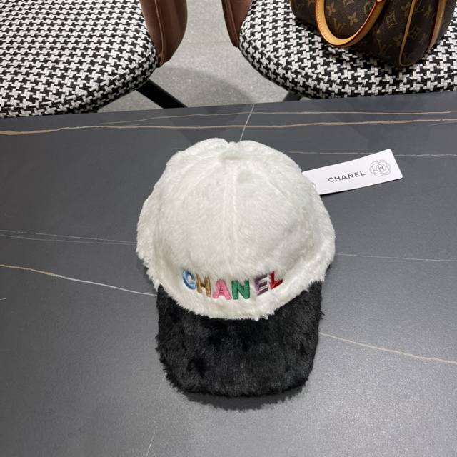 Chanel's new baseball cap~ It perfectly interprets the sweet and cool style. I l
