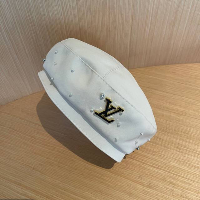 Louis Vuitton Lv new beret women's autumn and winter face small pumpkin hat spr