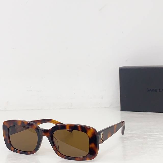 Saint Lauren* Model: Slm130-F Size: 53 ports 21-145