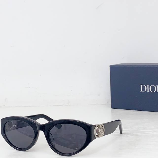 Dio* Model: 30Montaigne B7F Size: 56 ports 20-135