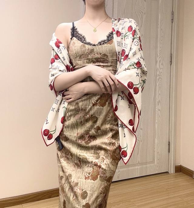 Lv x Tm Monogram Cerise 140 Silk and Wool Square Scarf140 double-sided silk and