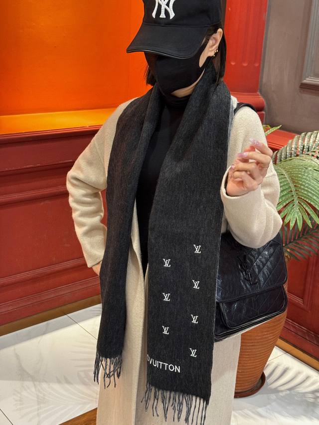 Lv official website's new couple's double-sided cashmere scarf from the Paris Fa
