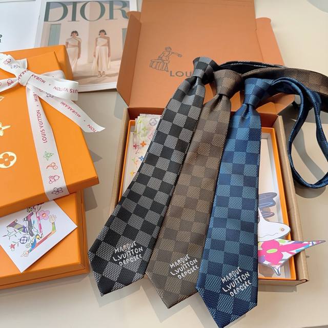 This special tie is made of a mulberry silk decorative thread blend and feature