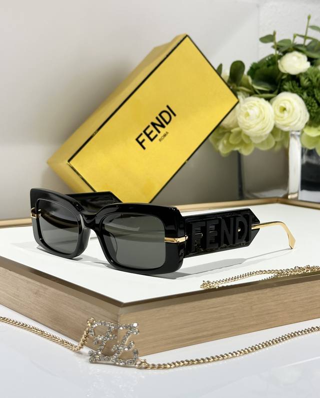Fendi Model: Fe40133I Size: 52 ports 22-140