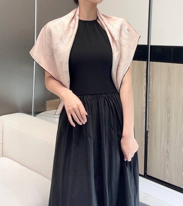 Chanel~Camellia Series Silk Square ScarfThe classic camellia is combined with do