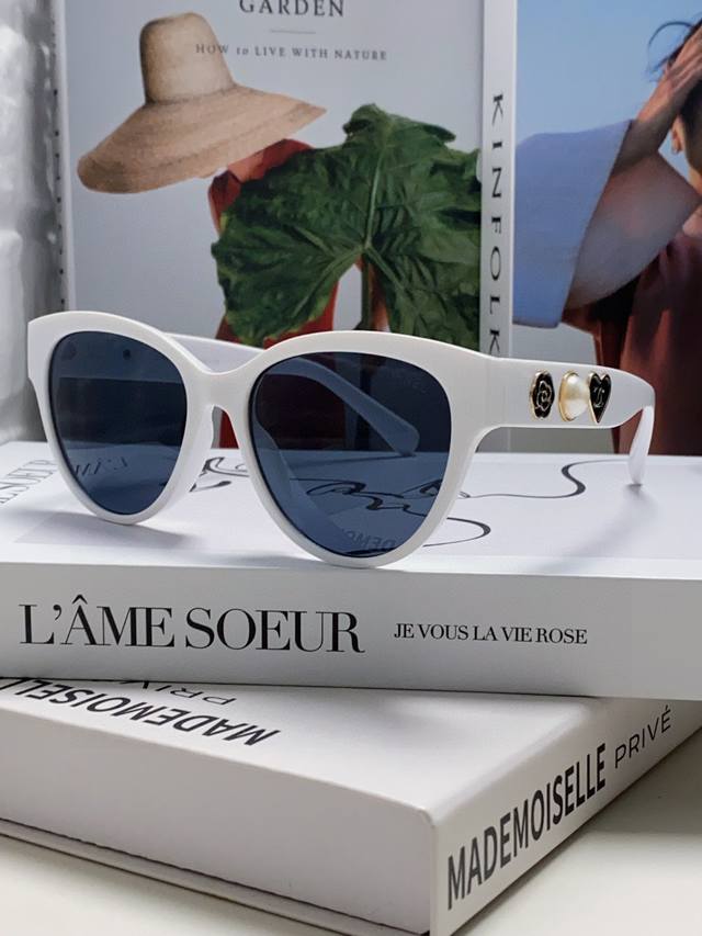 Chanel Chanel new cat-eye retro sunglasses for women summer sun protection pearl