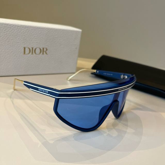 Dior Sunglasses Liu Liangxin and Yang Caiyu both wear the same Diorclub M2 This