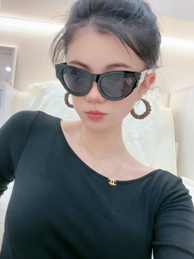 New arrival from Saintowen, the latest model from the Saint Laurent official we