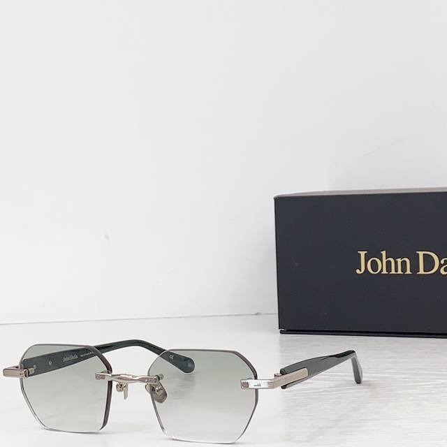 John Dali* Model: Marlon Size: 51 ports 18-145