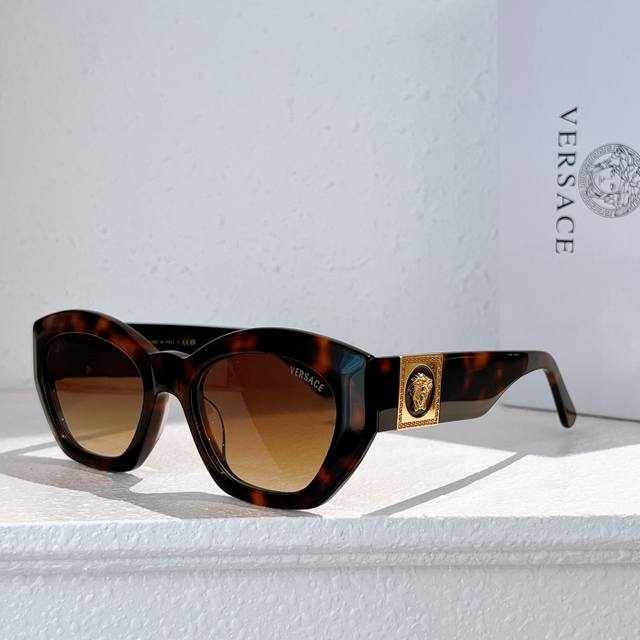 Versac* Model: 420 C Size: 53 ports 20 145