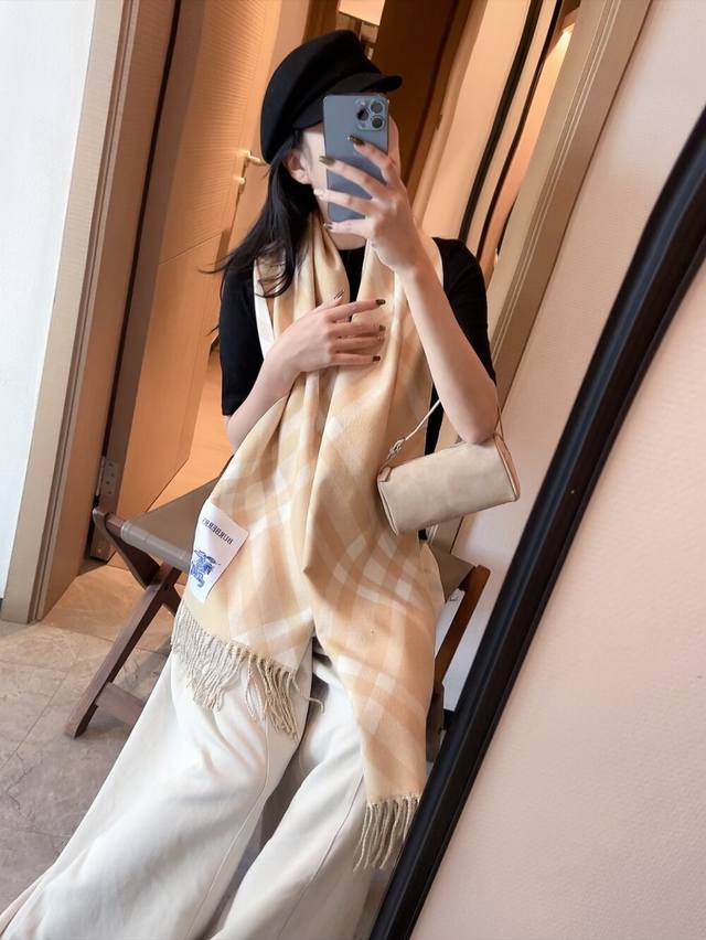 Burberry's latest style is here! It's a hot deal! Made with premium double-laye