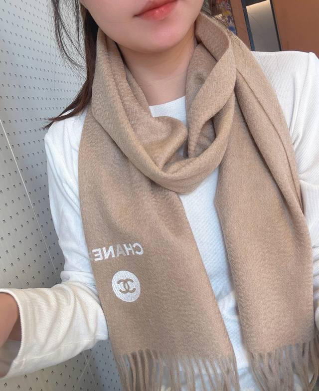 Strongly recommend Chanel powder. A must-have item for celebrities. You'll under