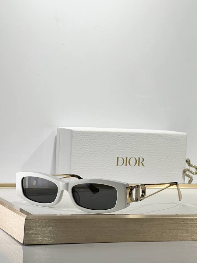 Dio* Mod: 30Montaigne S4F Size: 54 ports 17 135