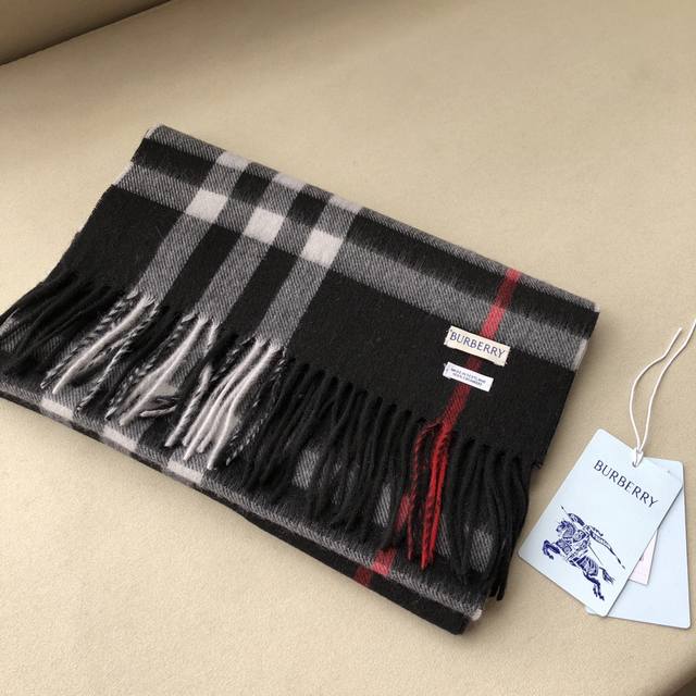 Cashmere plaid scarf . Brand new design, restoring the traditional warhorse tot