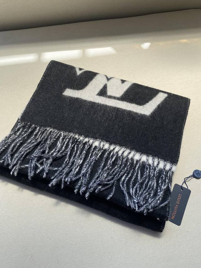 Lv Double Graphic Scarf 205*26Cm 100% Wool Lv Graphic Dual scarf is made of virg