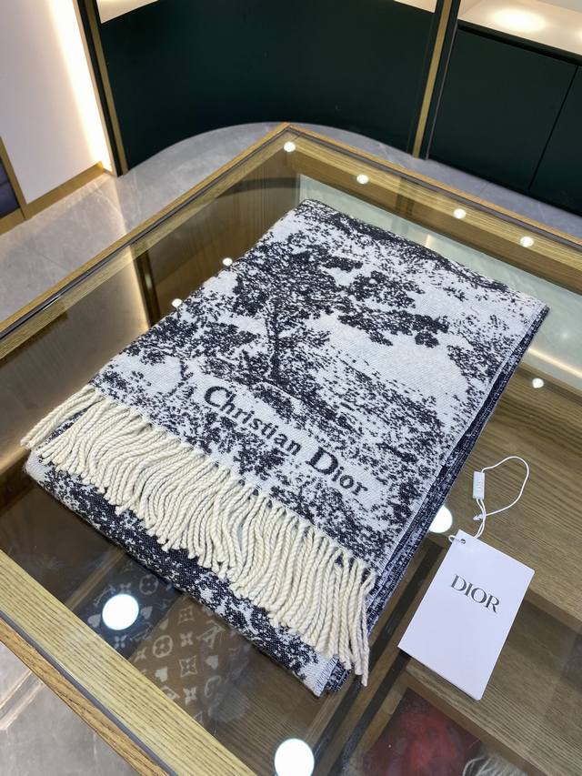 This heavy-duty Rue print shawl scarf is instantly captivating! The double-side