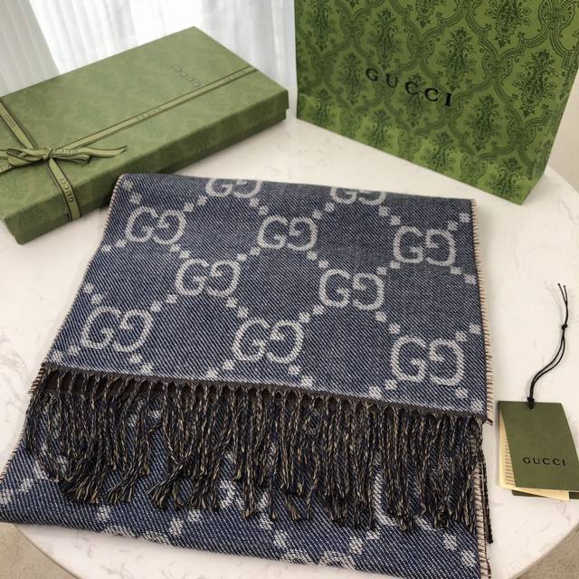 Gucci This soft jacquard wool scarf features the Gg motif on both sides, creatin