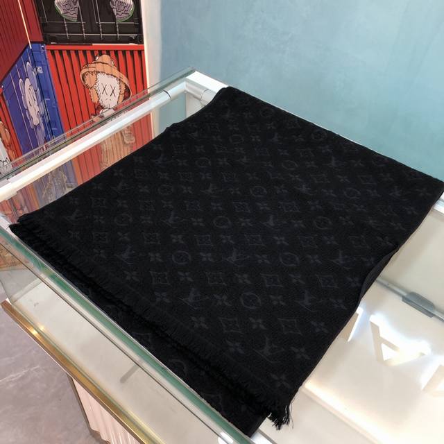 Donkey's 3D Monogram scarf is made with exquisite knitting technology. 180 x 50