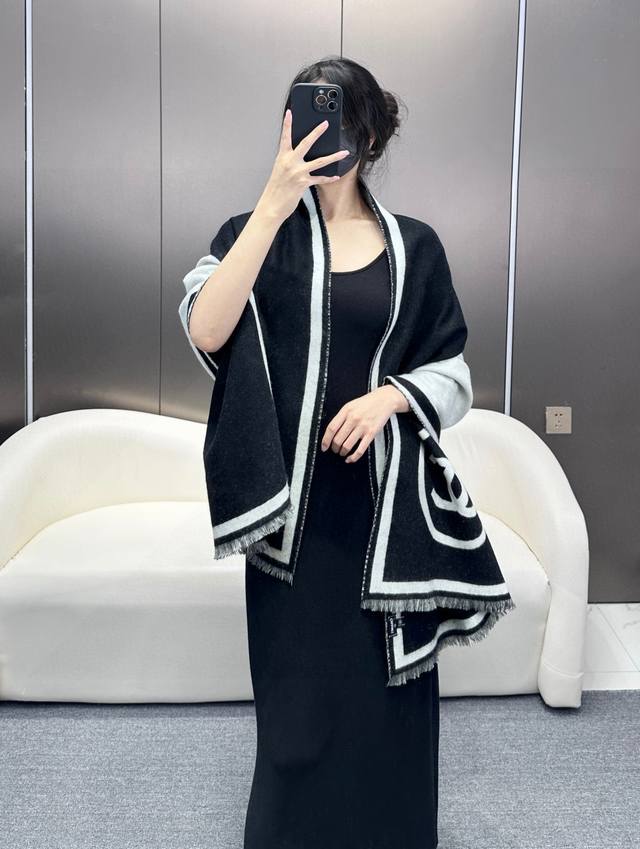 Chanel black and white symmetrical double-sided large shawl. Super classic blac