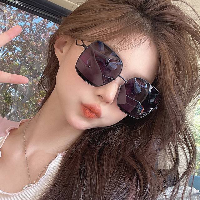 Chanel Chanel's new nylon sunglasses, frameless diamond-cut edges for a more tex