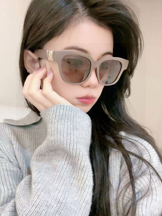 Tr Polarized Series Lv Large Frame Sunglasses Classic square frame design, not p