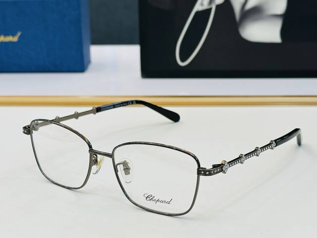 Original Chopard Model: Vchg65S Size: 53 port 17-140 with modern and stylish des