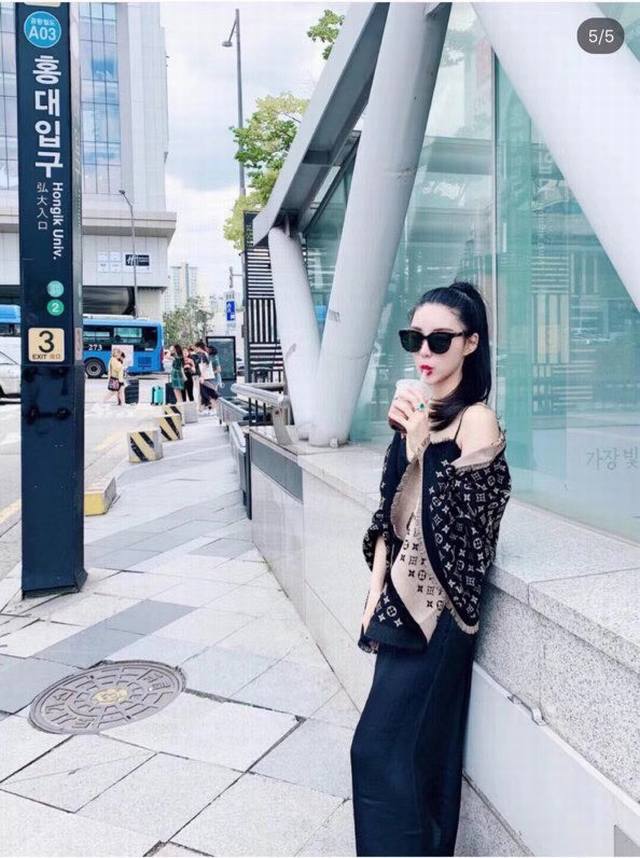 Rlv This Lv Miss Lv long scarf features a jacquard pattern on a cozy wool and si