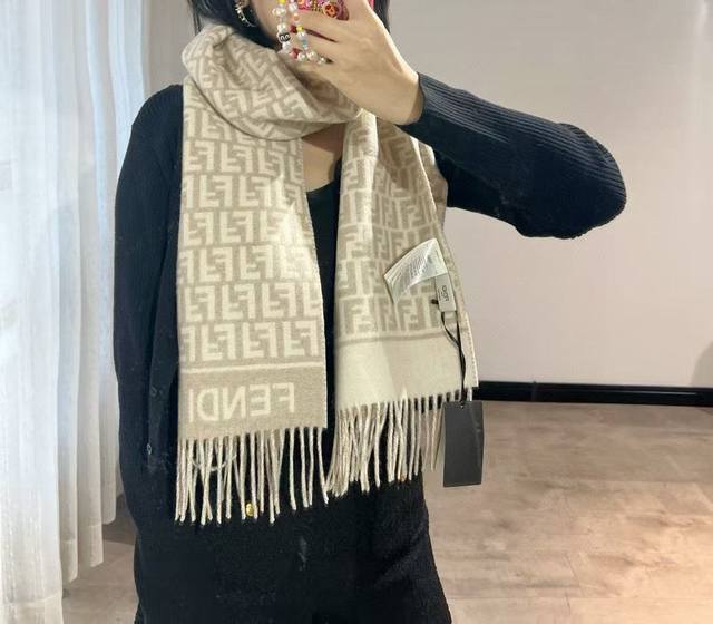 Fendi cashmere scarf, never disappointing. This fall/winter first export channel