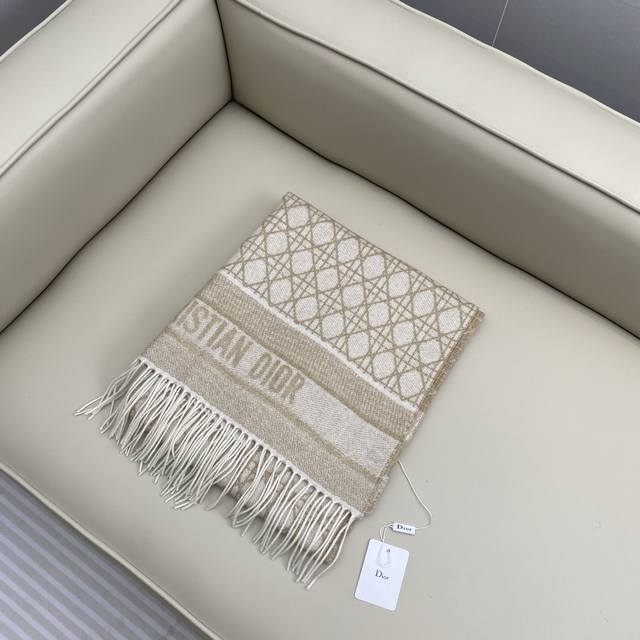 Cannage Scarf 220*45cm. 57% cashmere. 43% virgin wool This Di0R Cannage scarf i