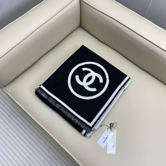 Symmetrical black and white shawlSize: 190X70cm 98% cashmere 2% wool Original qu