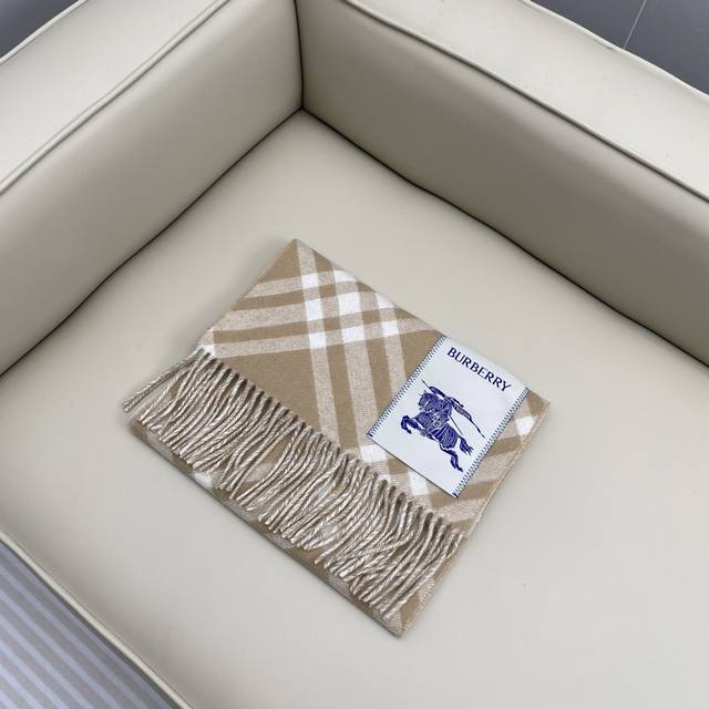 Double-sided Burberry scarf. This Burberry plaid scarf is so gorgeous! It's so