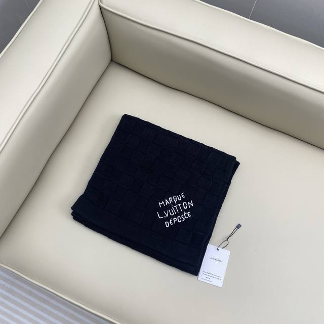 Louis Vuitto. New Scarf. New arrival. The Damier Snug scarf is knitted in sheep