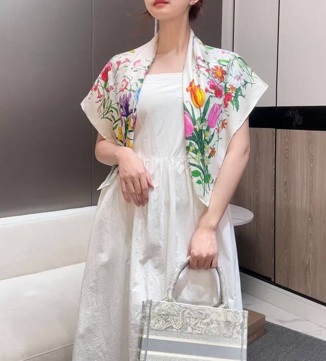 I really like this Gg Floral Jacquard 90cm Dark Jacquard Silk Square Scarf. It