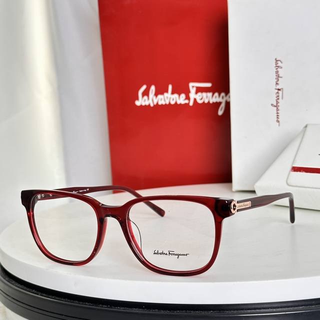 Ferragamo Model: 1589 Size: 55 ports 19-145