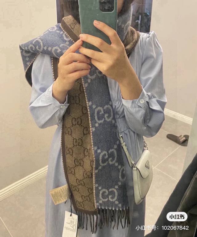 High-quality, unisex style, new Gucci scarf. The contrasting colors of denim blu