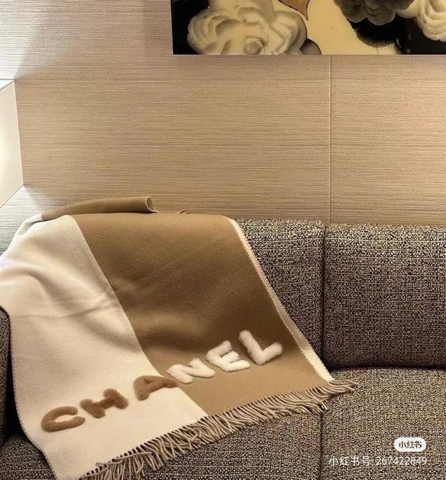 Large Cc Label. Elegant and consistent with Chanel's elegant style, the colorbl