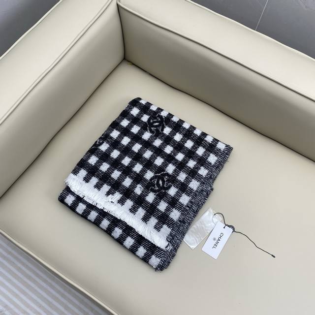 Logo plaid scarf black and white Size: 190X60Cm 56% cashmere 34% wool 10% silk H