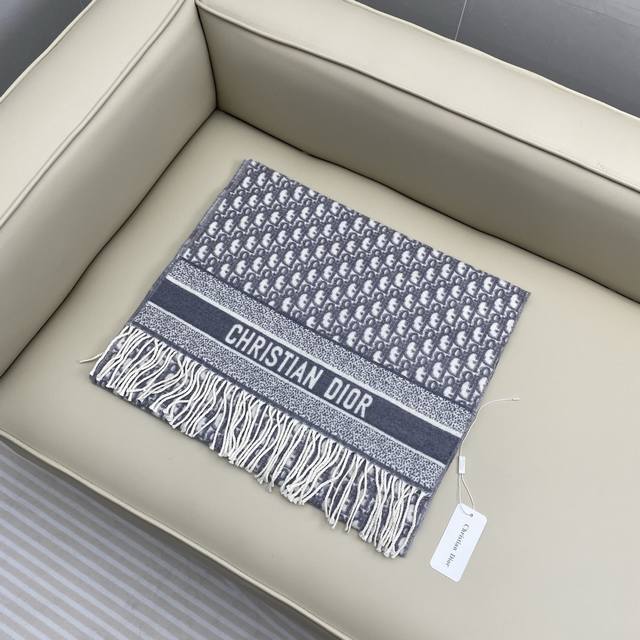 A treasure of the soul, the most beautiful CD limited edition cashmere scarf. Hi