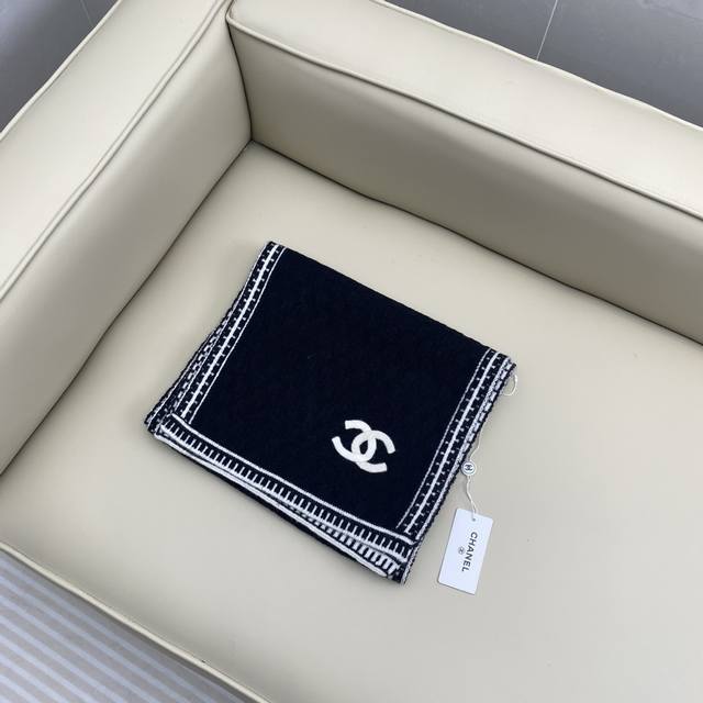 Black and white wavy crocheted cashmere scarf. Simple and high-end design with t