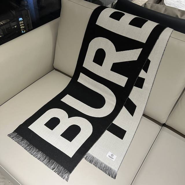 Double-sided scarf with large letters in black and white Size: 188X33cm 100% La