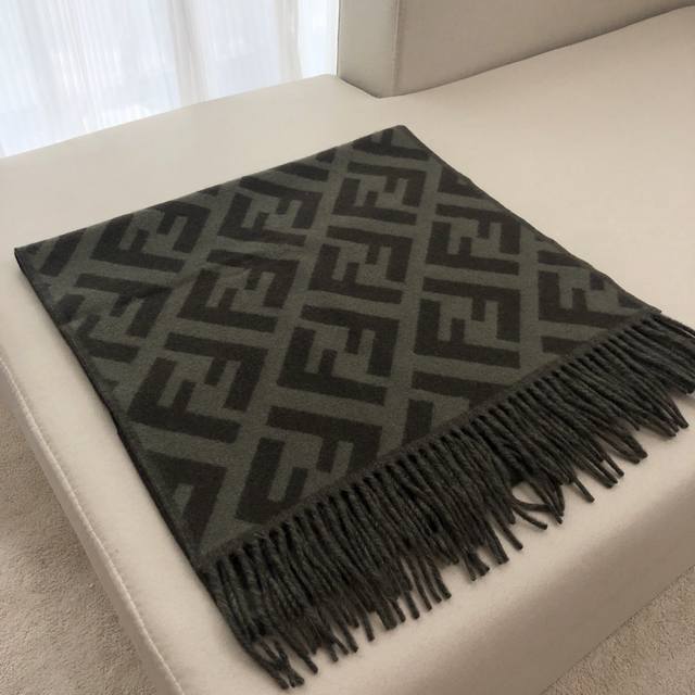 Purchasing level - Double-sided cashmere scarf with large tassels and large log