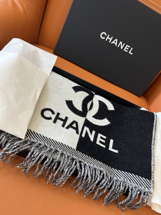 New double-sided colorblock jacquard in classic black! Size: 184x34cm (excludin